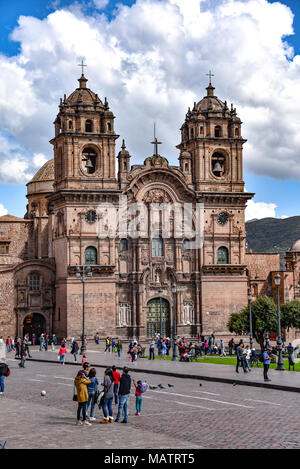 Marzo 30, 2018 - Cusco, Perù: Plaza de Armas e la chiesa della Compagnia di Gesù o la Iglesia de La Compania de Jesus Foto Stock