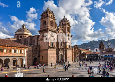 Marzo 30, 2018 - Cusco, Perù: Plaza de Armas e la chiesa della Compagnia di Gesù o la Iglesia de La Compania de Jesus Foto Stock