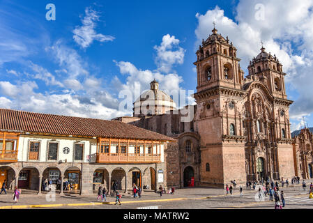 Marzo 30, 2018 - Cusco, Perù: Plaza de Armas e la chiesa della Compagnia di Gesù o la Iglesia de La Compania de Jesus Foto Stock