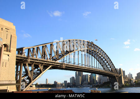 Il Sydney Harbour Bridge preso dal nord della città guardando verso sud attraverso il porto verso la Opera House di Sydney e il quartiere centrale degli affari Foto Stock