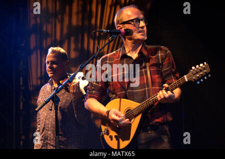 Adrian Edmondson e il cattivo di pastori al Komedia, bagno, Ottobre 2014 Foto Stock