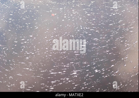 Rilevata schiuma formando in un stagno Foto Stock