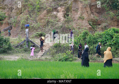 Il Myanmar è di etnia Rohingya musulmani attraversano il Bangladesh - Myanmar confine. Foto Stock