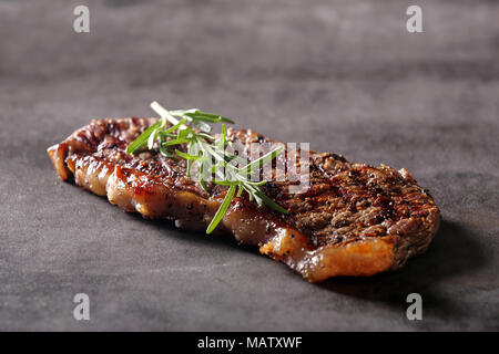 Grigliate di carne di manzo sul bordo di pietra con spezie Foto Stock