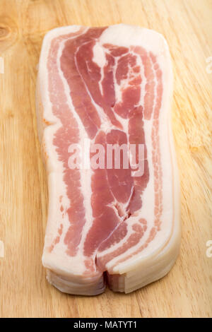 Unsmoked rashers di pancetta prodotta nell'UE da un supermercato. Il Dorset England Regno Unito Foto Stock