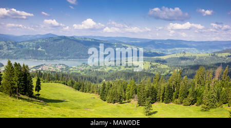 Vista panoramica sul lago di Bicaz nei Carpazi della Romania Foto Stock