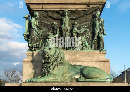 Löwe des Landesdenkmal auf der Adolfshöhe, Wiesbaden, Assia, Deutschland | Leone del monumento di stato Landesdenkmal su Adolfshöhe, Wiesbaden, Hes Foto Stock