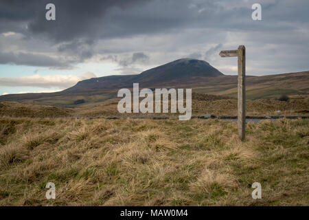 Helwith ponte sotto Pen-y-Ghent in Yorkshire Dales Foto Stock