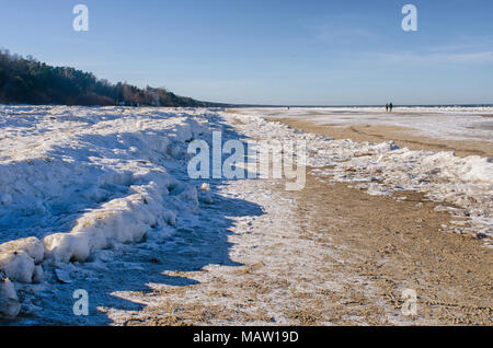 Struttura di ghiaccio e albero linea di riva di Jurmala, una località di villeggiatura presso il golfo di Riga Foto Stock