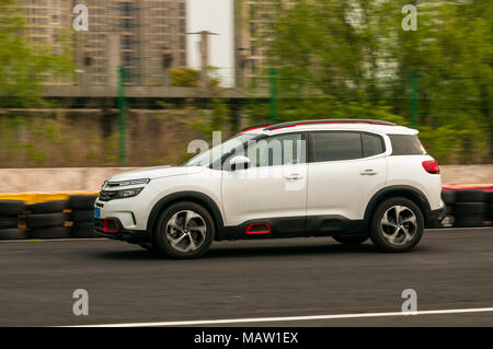 Citroen C5 AIRCROSS essendo guidato su una pista utilizzata per il drag racing come su un test drive in Cina a Shanghai. Foto Stock