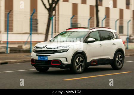 Citroen C5 AIRCROSS essendo guidato su una strada vicino alla ex World Expo park come su un test drive in Cina a Shanghai. Foto Stock