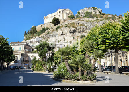 Piazza a Scicli (patrimonio mondiale dell'UNESCO), Sicilia Foto Stock