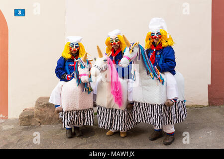 Il Carnevale di Basilea. Schluesselberg, Basilea, Svizzera - Febbraio 21st, 2018. Ritratto di tre partecipanti in simpatici costumi di cavallo Foto Stock