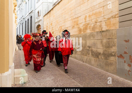 Il Carnevale di Basilea. Rheinsprung Basel, Svizzera - Febbraio 21st, 2018. Gruppo di buontemponi in costume rosso nella città vecchia Foto Stock