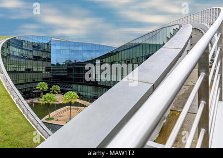 SINGAPORE - Ottobre 24, 2016: moderno edificio architettonico di Nanyang Technological University di Singapore. Citylandscape Nanyang Univ tecnologico Foto Stock