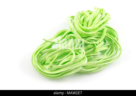 Tagliatelle istante, tagliatelle verdi, verdure tagliatelle isolati su sfondo bianco Foto Stock