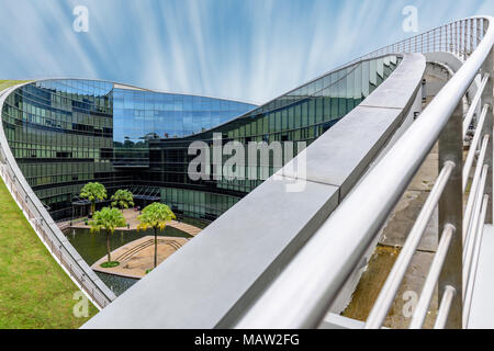 SINGAPORE - Ottobre 24, 2016: moderno edificio architettonico di Nanyang Technological University di Singapore. Citylandscape Nanyang Univ tecnologico Foto Stock