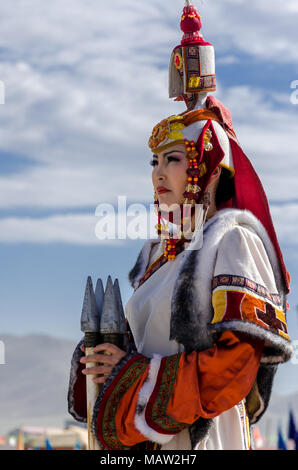 Costumi tradizionali presso il Festival di Naadam cerimonia di apertura, Murun, Mongolia Foto Stock