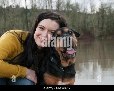 Ashley e Jack, Donna e cane vicino al corpo di acqua. Sauvie Island rottweiller Shar Pei mix. Foto Stock