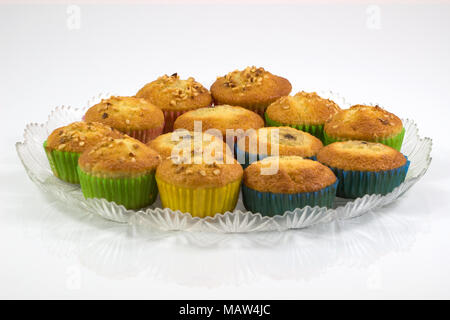 Muffin fatti in casa torta vassoio, tortina,Banana torta con frutta secca isolati su sfondo bianco. Foto Stock