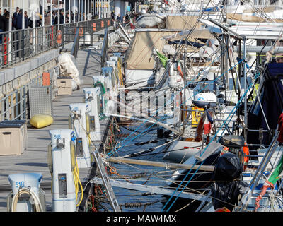 Genova (Genova), Italia, 25 marzo 2018 - disordine e confusione per le navi ormeggiate nel porto di Genova, Italia. Foto Stock