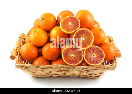 Succo di arancia, organico mature mandarini, pila di arancione, fette di arancia in legno cesto su sfondo bianco con percorso di clipping. Foto Stock