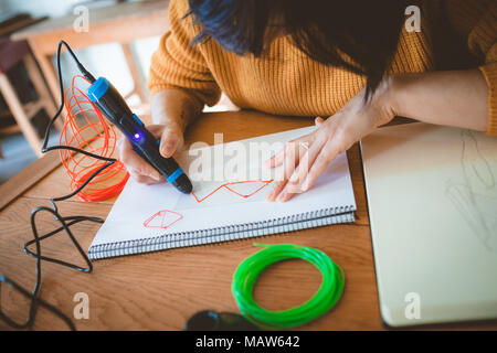 Donna con penna elettrica per il disegno di un disegno Foto Stock