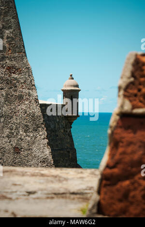 Vista di una cassa di rospo (garita) attraverso le pareti di pietra del Castillo San Felipe del Morro a San Juan, Porto Rico Foto Stock