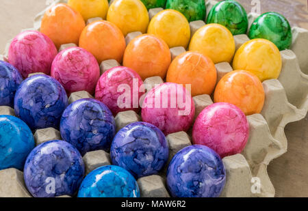 Scatola di cartone con colorate uova di pasqua Foto Stock