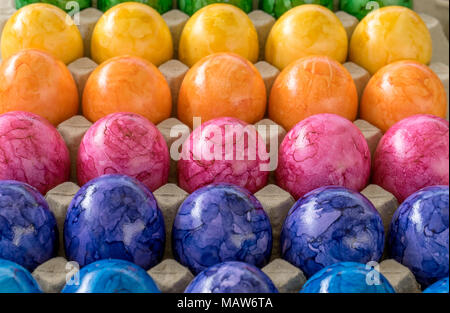 Scatola di cartone con colorate uova di pasqua Foto Stock