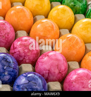 Scatola di cartone con colorate uova di pasqua Foto Stock