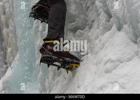 Maschio scalatore rock climbing ice mountain Foto Stock