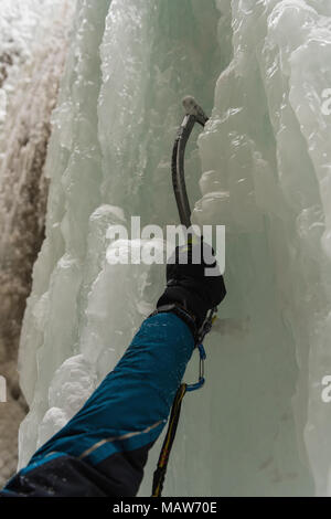 Maschio scalatore rock climbing ice mountain Foto Stock