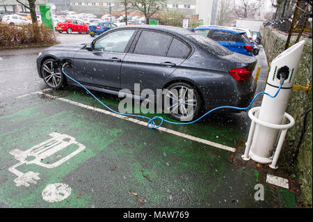 Auto elettrica carica nuovamente a una sempre caldo carica elettrica ferroviaria, Edinburgo Regno Unito Foto Stock