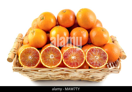 Succo di arancia, organico mature mandarini, fette di arancia in legno cesto su sfondo bianco con percorso di clipping. Foto Stock