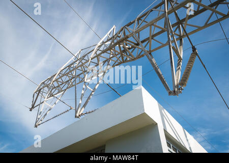 Guaynabo, Puerto Rico. 30 Novembre, 2017. Danni alle infrastrutture di alimentazione di Puerto Rico, un mese dopo l uragano Maria ha devastato l'isola. Credito: Sara Armas/Alamy Reportage. Foto Stock