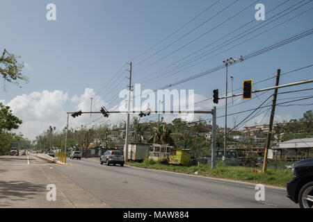 Aguadilla, Puerto Rico. 25 ottobre, 2017. Danni alle infrastrutture di alimentazione di Puerto Rico un mese dopo l uragano Maria ha devastato l'isola. Credito: Sara Armas/Alamy Reportage. Foto Stock