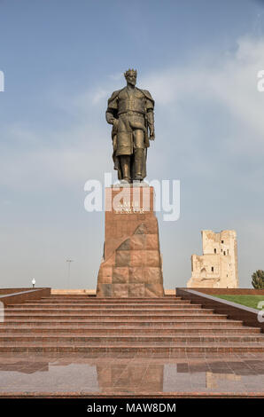 SHAKHRISABZ, UZBEKISTAN - Ottobre 16, 20146: Monumento di Amir Timur contro lo sfondo del cielo blu e le rovine del Palazzo Ak-Saray Foto Stock