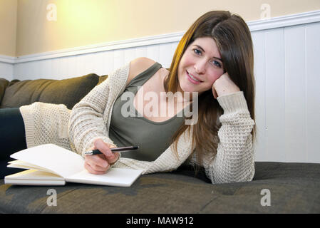 Repentigny,Canada,27,Marzo,2018.giovane donna iscritto nel suo diario giornaliero.Credit:Mario Beauregard/Alamy Live News Foto Stock