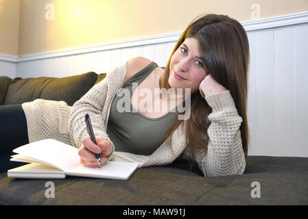 Repentigny,Canada,27,Marzo,2018.giovane donna iscritto nel suo diario giornaliero.Credit:Mario Beauregard/Alamy Live News Foto Stock