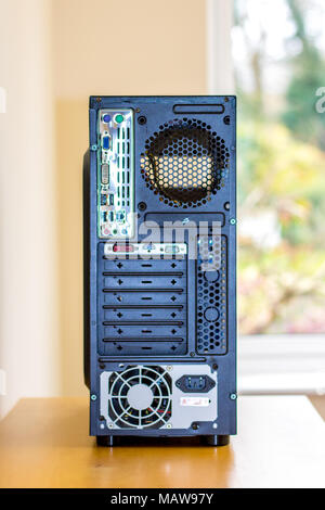 Black Midi Tower Gaming Computer caso vista posteriore che mostra i fan e porte Foto Stock