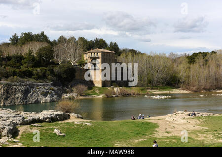 Il fiume Gardon dal Pont du Gard acquedotto romano vicino a Nimes in Francia Foto Stock