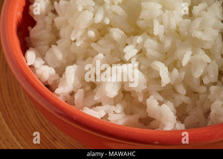 Un recipiente di cottura a grana corta riso bianco, comunemente utilizzato in coreano e cucina giapponese Foto Stock