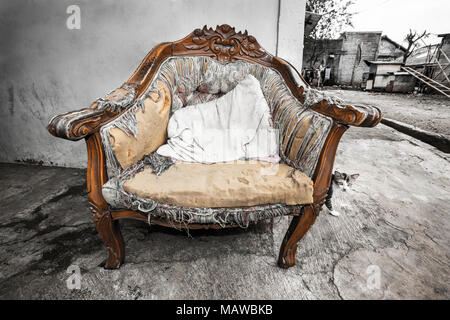 Malridotti vecchia sedia in indonesiano kampung (paese) Foto Stock