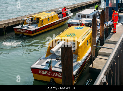 Barca di ambulanze su un molo vicino all'ospedale principale di Venezia Foto Stock