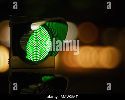 Il semaforo verde nella notte oscura città street. 3D rendering immagine Foto Stock