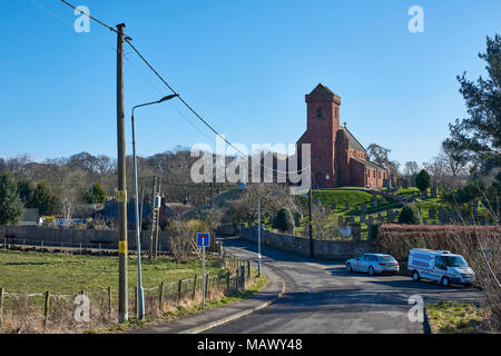 Guardando dalla singola voce su strada nel piccolo villaggio di St Vigeans in Angus, Scozia, con la sua Chiesa Parrocchiale che si affaccia sulla zona. Foto Stock