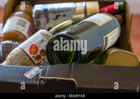Scatola di cartone con le bottiglie di vetro e di vasi per il riciclaggio Foto Stock