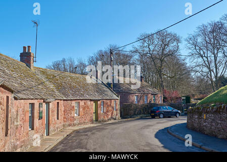 La pietra arenaria rossa Cottages di St Vigeans in Angus, uno dei quali è la pietra scolpita Museum, che ospita 38 pietre Pictish trovati nelle vicinanze. Foto Stock