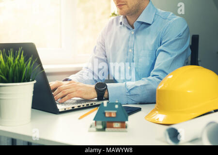 Architetto tecnico delle costruzioni a lavorare con il computer portatile in ufficio Foto Stock